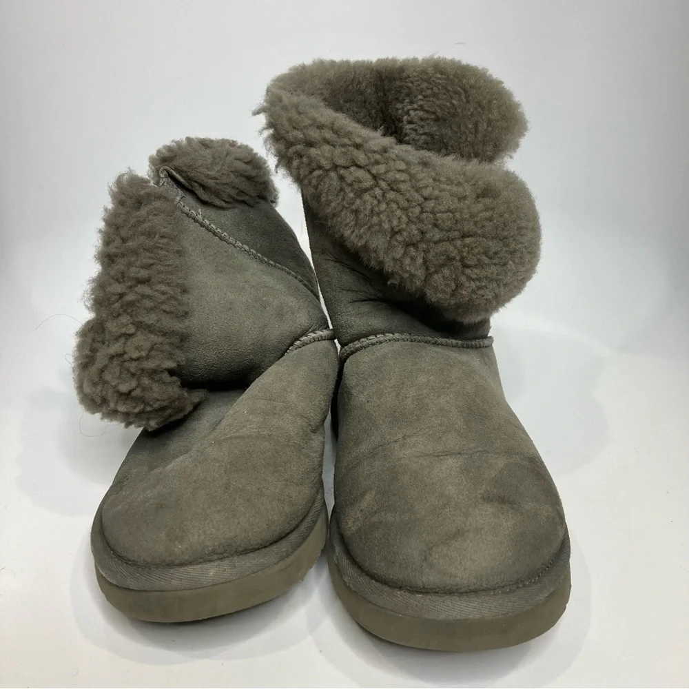 UGG Bailey Button gray suede‎ boots size 8